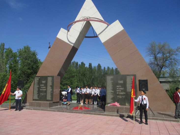 9 мая памятник в селе Кенеш.