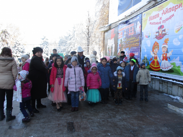 Новогодняя поездка детей на спектакль